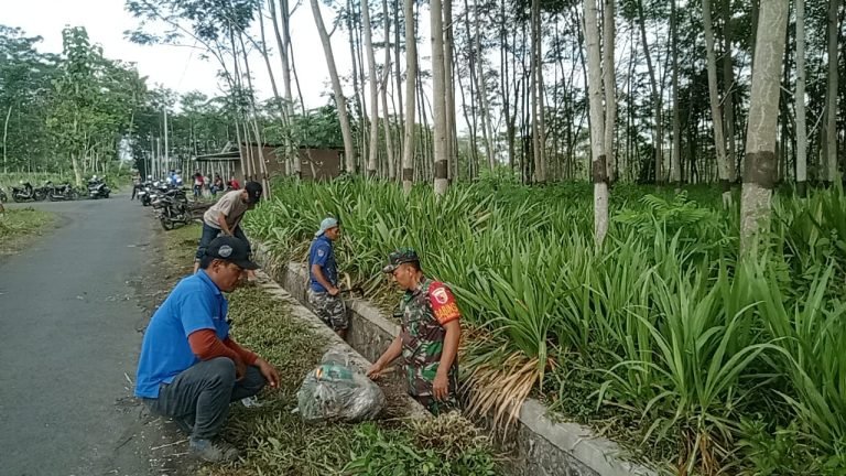 Sembari Komsos, Babinsa Kunir Kerja Bakti Bersama Warga