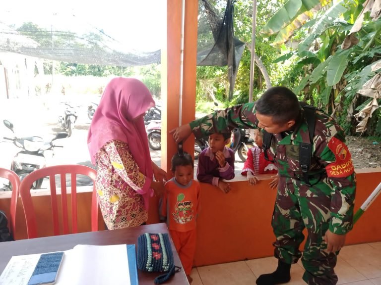 Monitoring Kesehatan Warga, Babinsa Nogosari Laksanakan Pendampingan Posyandu