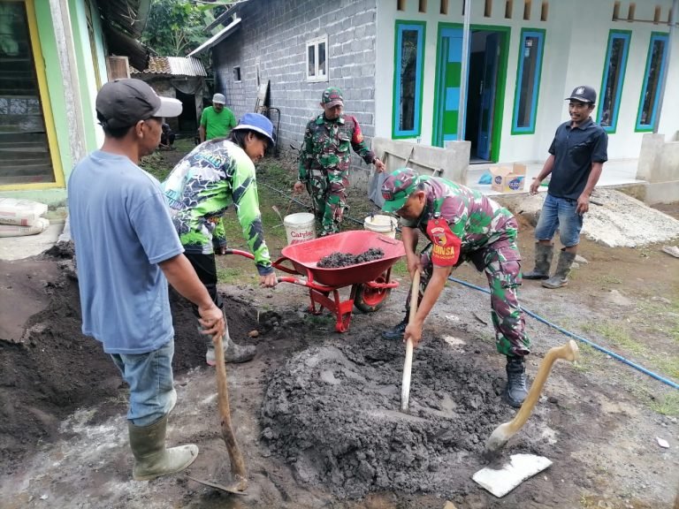Peduli Sesama, Babinsa Pagowan Bersama Warga Bangun Jamban dan Kamar Mandi Warga Kurang Mampu