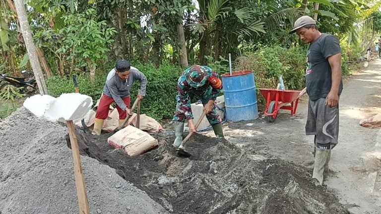 Babinsa Sumbersuko Bersama Warga, Gotong Royong Bangun Drainase di Wilayah Binaan