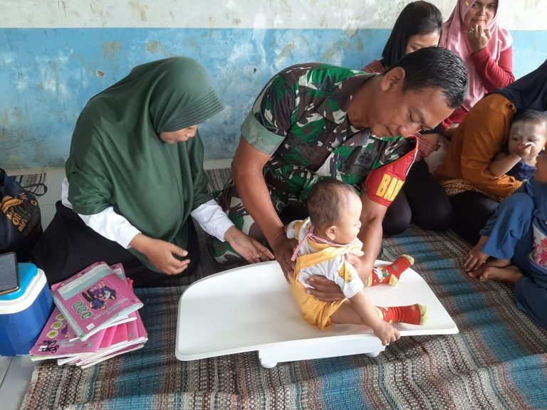 Monitoring Kesehatan Balita, Babinsa Wonocepokoayu Pendampingan Giat Posyandu