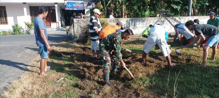 Babinsa Wonokerto Bersama Warga, Giat Pembersihan Lahan Untuk Sarana Olahraga