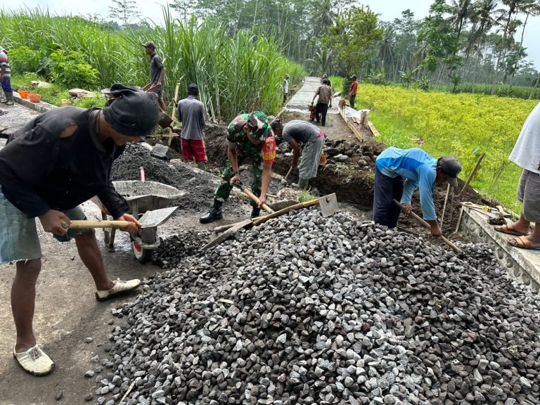 Kawal Program Pemdes, Babinsa Sruni Bersama Warga Karya Bakti Pengecoran Jembatan