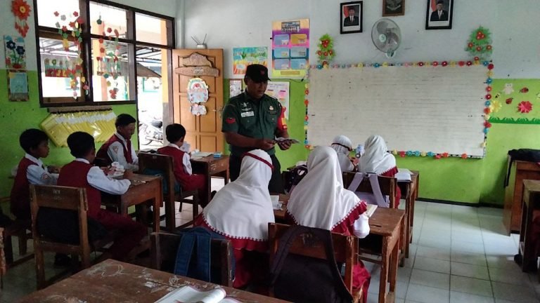 Harmonisasi Kekeluargaan, Babinsa Ranuyoso Berikan Materi Wasbang Kepada Siswa Sekolah Dasar
