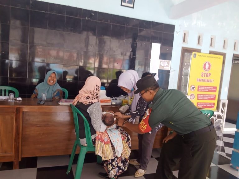 Intensitas Pendampingan Babinsa Banyuputih Lor, Bersama Bidan Desa Monitoring Pelayanan Posyandu
