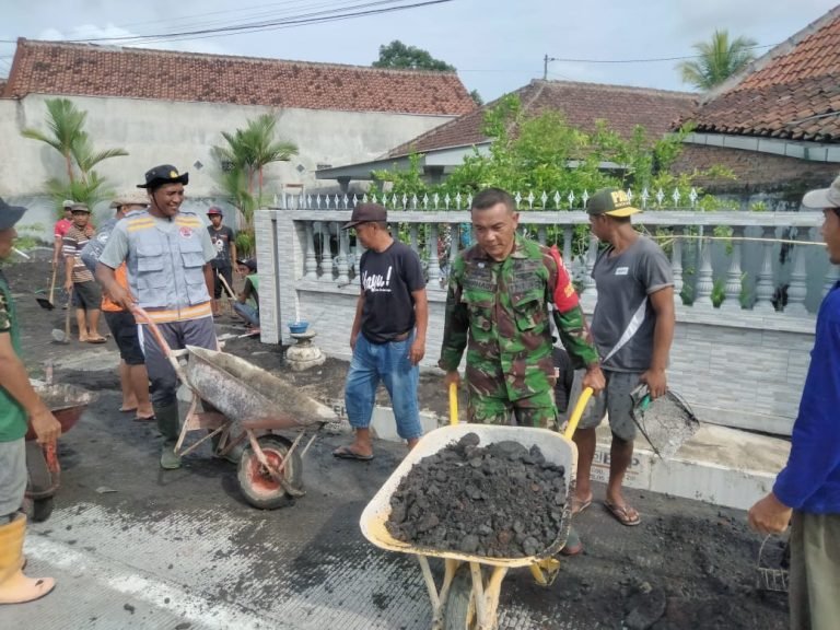 Gotong Royong, Babinsa Sumberwuluh Bersama Warga Kerja Bakti Normalisasi Drainase