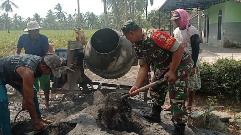 Dukung Pemdes, Babinsa Jatiroto Bersama Warga Gotong Royong Bangun Jalan Rabat Beton