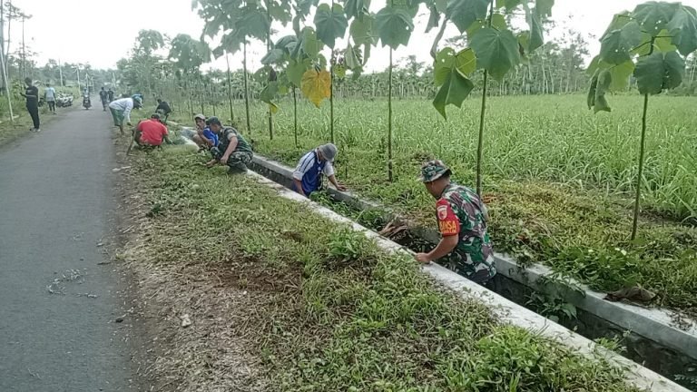 Jumat Bersih, Babinsa Dorogowok Bersama Pemdes Kerja Bakti Pembersihan Selokan di Kanan Kiri Jalan Dusun