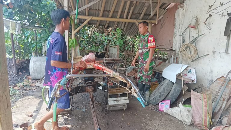 Babinsa Klampokarum, Giatkan Komsos Bersama Warga Pemilik Bengkel Hand Traktor