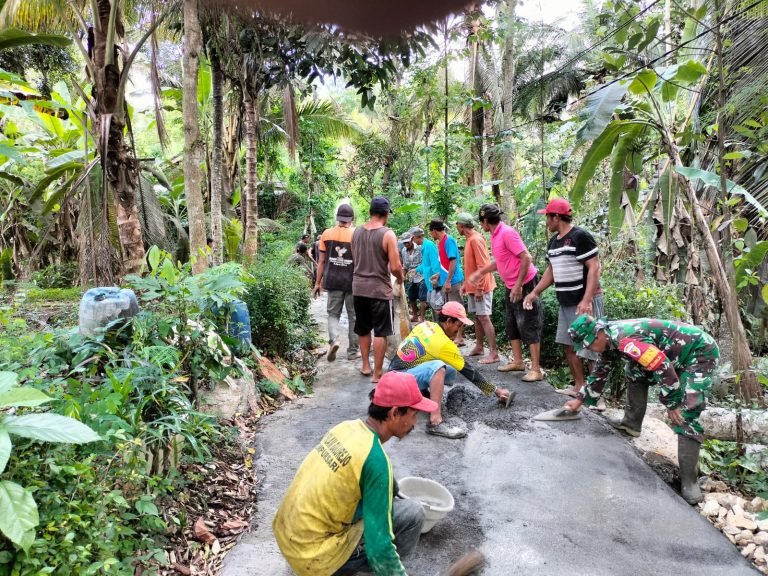 Babinsa Bulurejo Bersama Warga, Karya Bakti Pelihara Jalan Dengan Rabat Beton