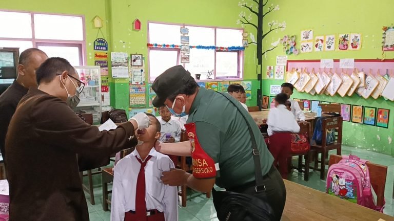 Peduli Kesehatan Anak, Babinsa Sumbersuko Dampingi Tim Nakes Salurkan Pin Polio di Wilayah