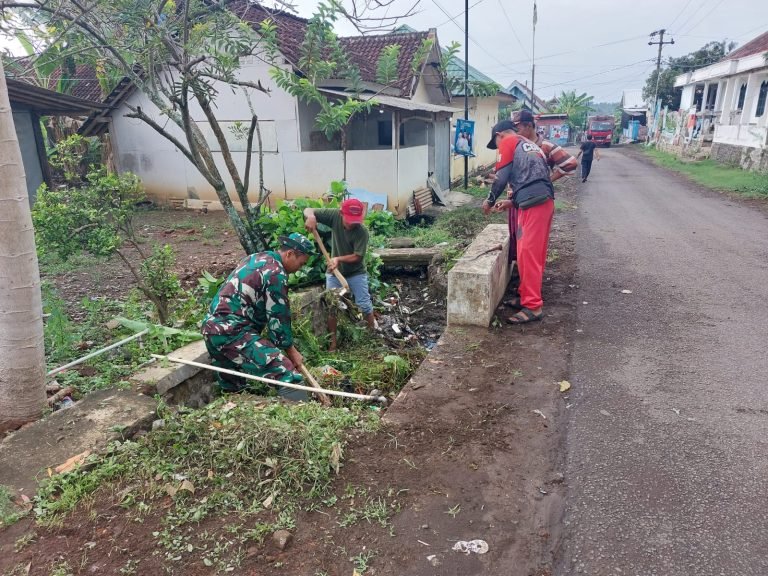 Peduli Lingkungan, Babinsa Barat Bersama Warga Melaksanakan Pembersihan Selokan