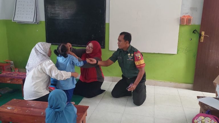 SukseskanSub Pin Polio, Babinsa Grobokan Pendampingan Tim Puskesmas Kedungjajang