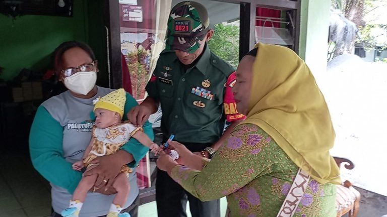 Babinsa Kelurahan Tompokersan, Giatkan Pendampingan Penyaluran PIN Polio
