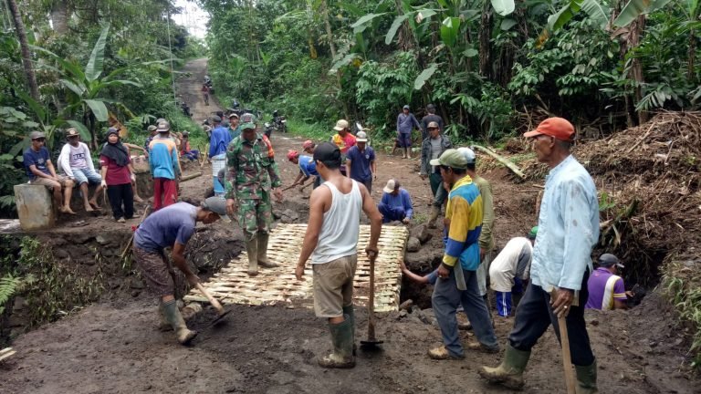 Babinsa Bersama Warga Bedayu Kerja Bakti Pembuatan Jembatan Darurat