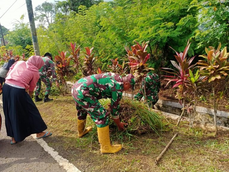 Kompak Bersama Warga, Babinsa Gucialit Laksanakan Kerja Bakti Pembersihan Jalan dan Selokan