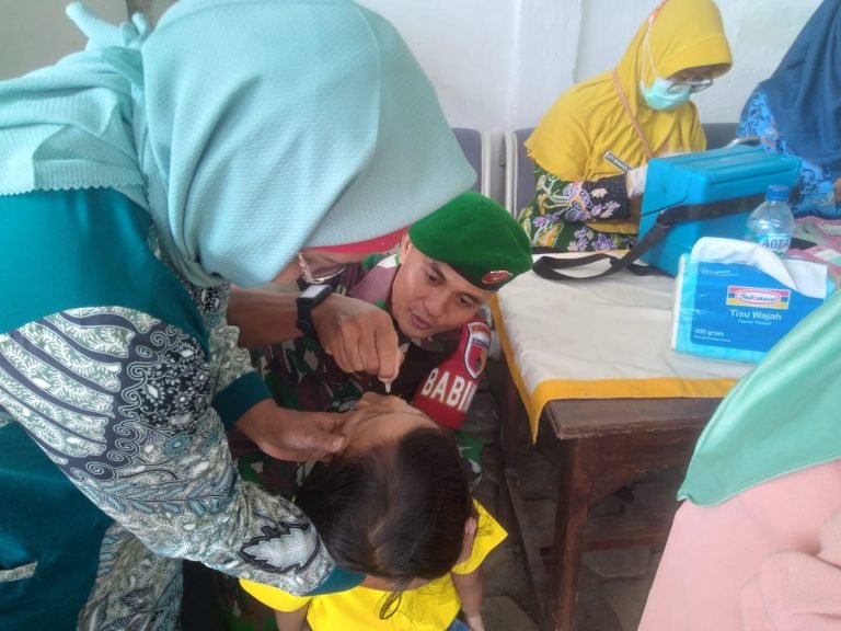 Babinsa Tegalrandu Dampingi Tim Nakes Salurkan Pin Polio Kepada Warga Balita