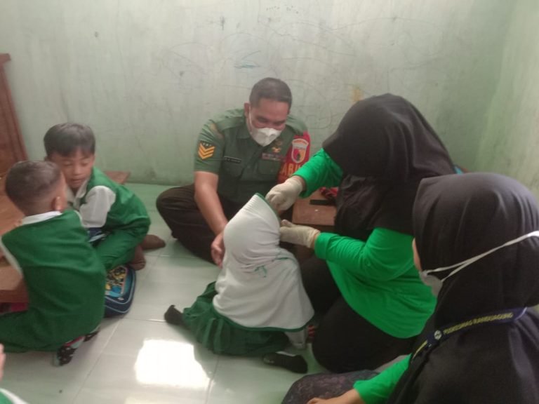 Babinsa Kalidilem, Laksanakan Pendampingan Kegiatan Sub Pin Polio di Wilayah