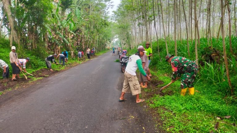 Kerja Bakti, Babinsa Bades Bersama Warga Gotong Royong Bersihkan Jalan Dusun Purut