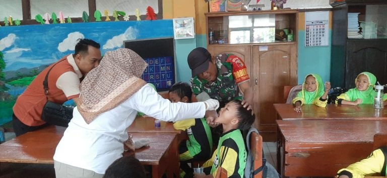 Babinsa Tempeh Lor, Pendampingan Imunisasi Polio di SDN Tempeh Lor 02