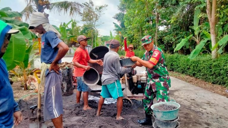 Bantu Pemdes, Serka Sriyono Bersama Warga Kawal Pembangunan Jalan Rabat Beton