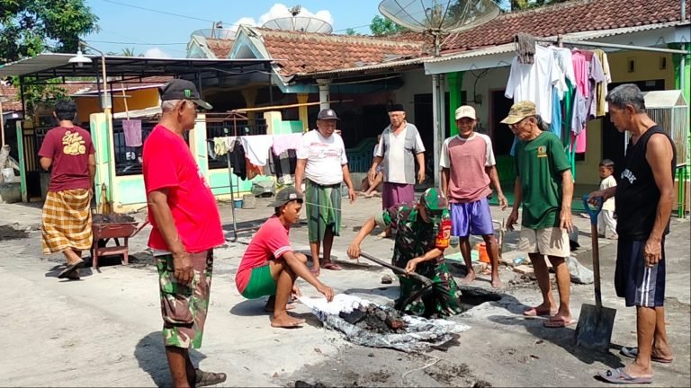 Babinsa Kaliboto Kidul, Bersama Warga Gotong Royong Pembersihan Drainase Pemukiman Persil Umbulsari