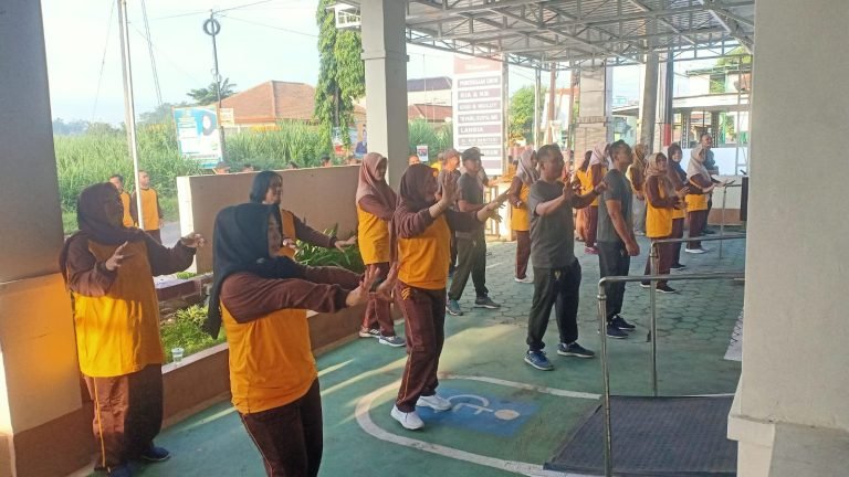 WujudkanSinergisitas Dengan Komponen Masyarakat, TNI Koramil Kunir Ikuti Senam Bersama