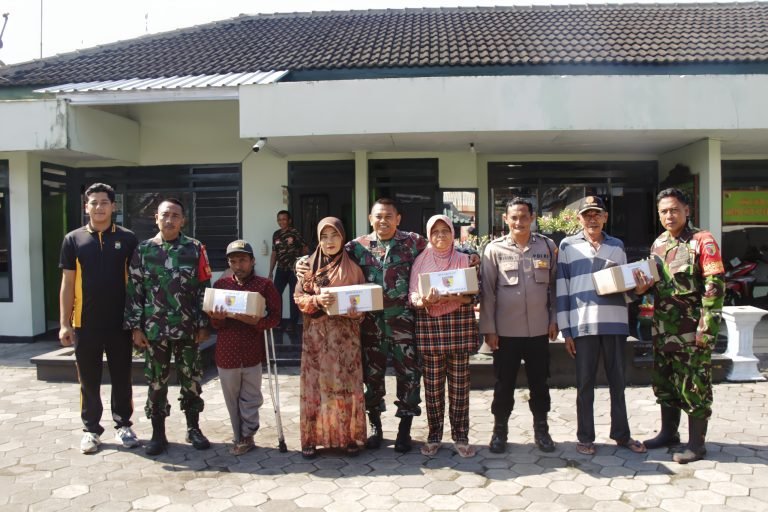 TNI-Polri Bersatu untuk Meringankan Kesulitan Warga Lumajang, Melalui Bulan Bhakti TNI-Polri.