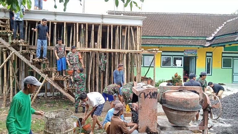 Babinsa Mangunsari, Bersama Warga Gotong Royong Pengecoran Gedung Madrasah di Wilayah Binaan