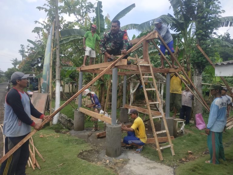 Bersama Warga, Babinsa Sidorejo Gotong Royong Renovasi Pos Kamling