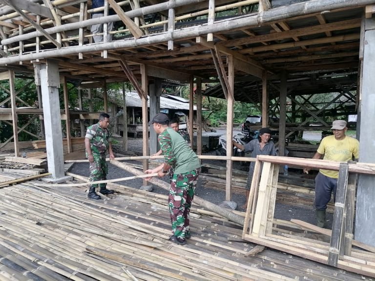 Komsos Wilayah, Personel Koramil Pasrujambe Bantu Bangun Warung Milik Warga