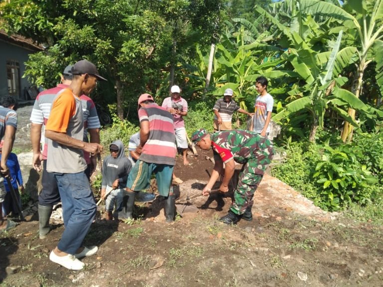 Kerja Bakti, Babinsa Tegalrejo Bersama Warga Gotong Royong Bersihkan Saluran Drainase