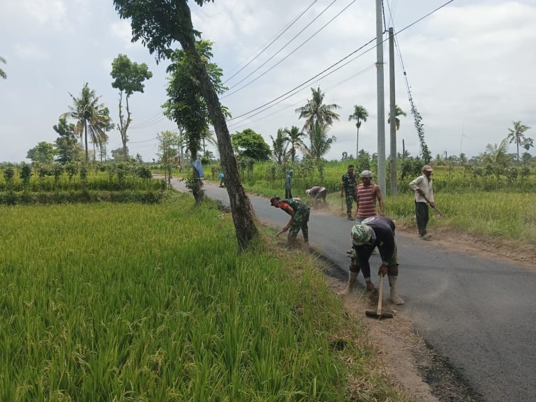 Babinsa Sentul, Bersama Warga Kerja Bakti Pembersihan Kanan Kiri Jalan Desa