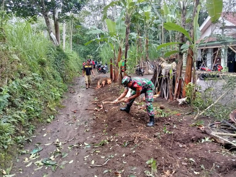 Perlancar Akses Warga, Babinsa Kalisemut Kerja Bakti Pelebaran Jalan di Dusun Kancu