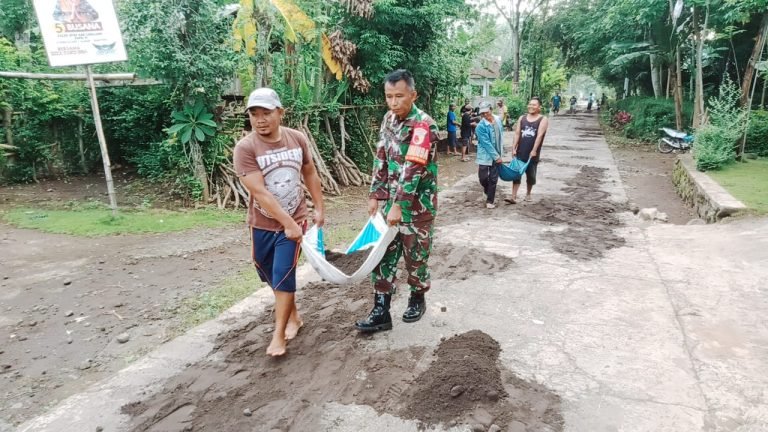 Benahi Fasilitas Umum, Babinsa Tempursari Bersama Warga Bantu Pemdes Karya Bakti Perbaikan Jalan