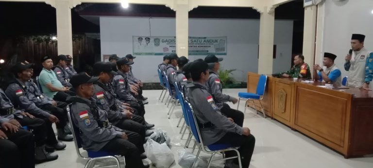 Jelang Pemilu Serentak 2024, Babinsa Banjarwaru Lumajang Bina Satlinmas