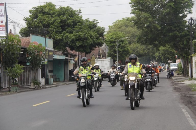 Jelang Pemilu2024, TNI-Polri dan Pemerindah Kabupaten Lumajang Gelar Apel dan Patroli SkalaBesar