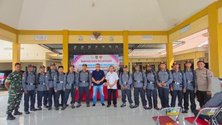 Babinsa dan Babinkamtibmas Selokgondang, melaksanakan kegiatan pelatihan kepada Satlinmas