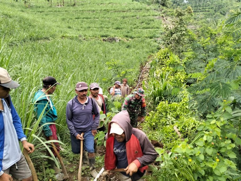 Bersama Warga, Babinsa Sombo Kerja Bakti Perawatan Saluran Pipa Air Bersih