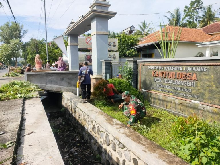 “Jumat Bersih” Babinsa Tegalbangsri Bersama Warga Kerja Bakti Pembersihan Kanan Kiri Jalan