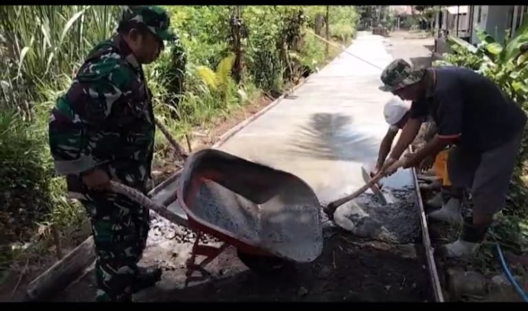 GiatkanBinter Wilayah, Babinsa Dan Warga Madurejo Karya Bakti Pengecoran Jalan Dudun