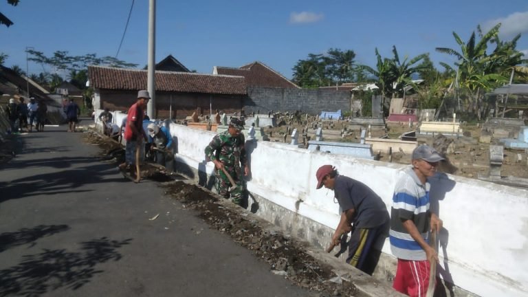 Babinsa Jarit, Bersama Warga Kerja Bakti Pembersihan Selokan Kanan Kiri Jalan Makam