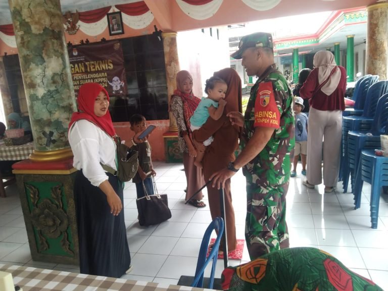 Wujudkan Balita Sehat, Babinsa Tempeh Kidul Dampingi Petugas Berikan Layanan Posyandu