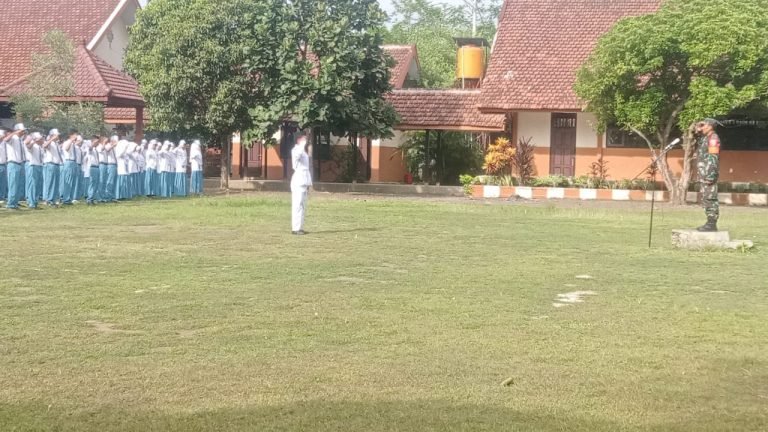 Babinsa Kunir Lor, Sampaikan Wawasan Kebangsaan Saat Menjadi Irup di SMAN 1 Kunir