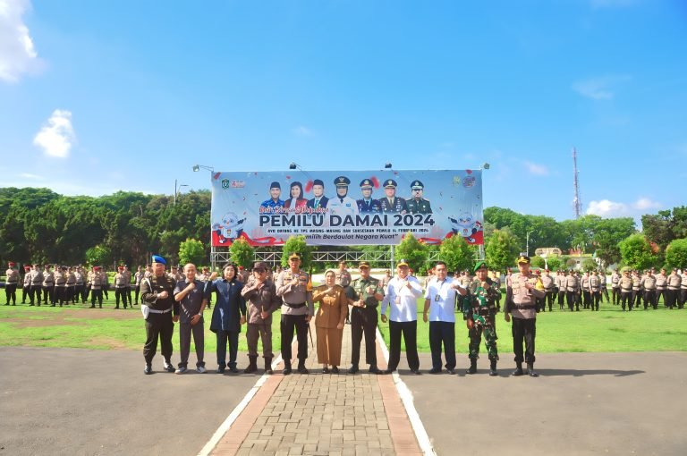 Dandim 0821 Lumajang Menghadiri Apel Kesiapan dan Pergeseran Pasukan Pengamanan TPS Pemilu Tahun 2024