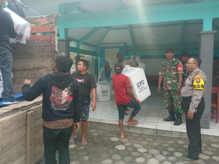 KolaborasiTNI-Polri Kecamatan Pronojiwo, Kawal Pendisitribusian Logistik Pemilu