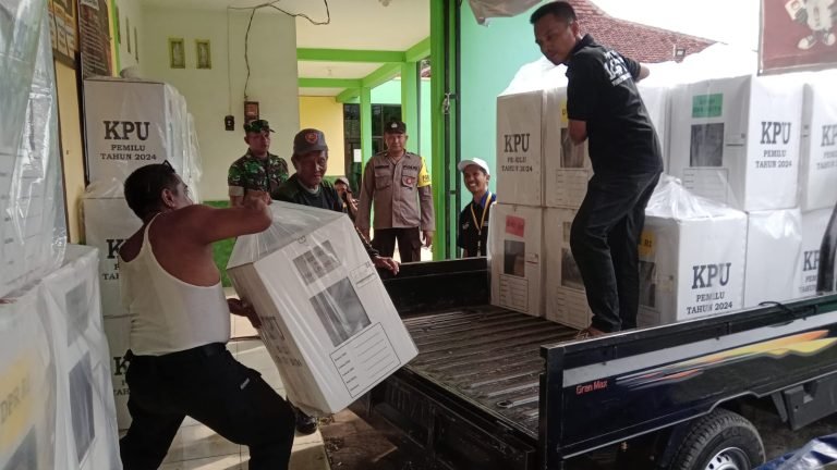 Babinsa dan Bhabinkamtibmas Dawuhan Wetan, Kawal Pendistribusian Logistik Pemilu Sampai ke TPS