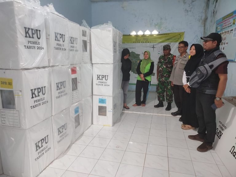 Pastikan Lancar, TNI-Polri Pasrujambe Kawal Distribusi Logistik Pemilu ke PPS dan TPS