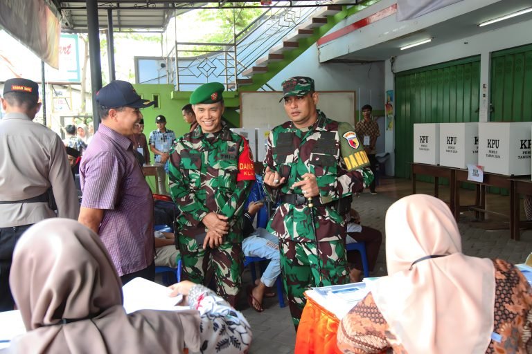 Dandim 0821 Lumajang Bersama Forkopimda Tinjau Proses Pemungutan Suara di Beberapa TPS