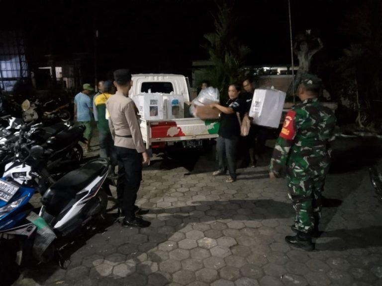 Kompak Babinsa dan Bhabinkamtibmas Tempursari, Kawal Logistik Pemilu di Wilayah Binaan